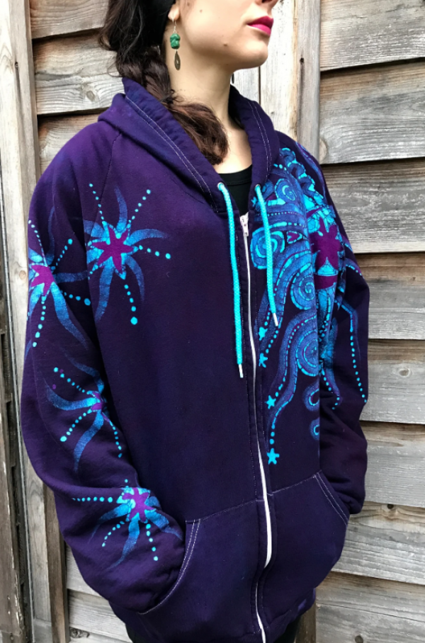 Hoodie dengan print batik yang kreatif